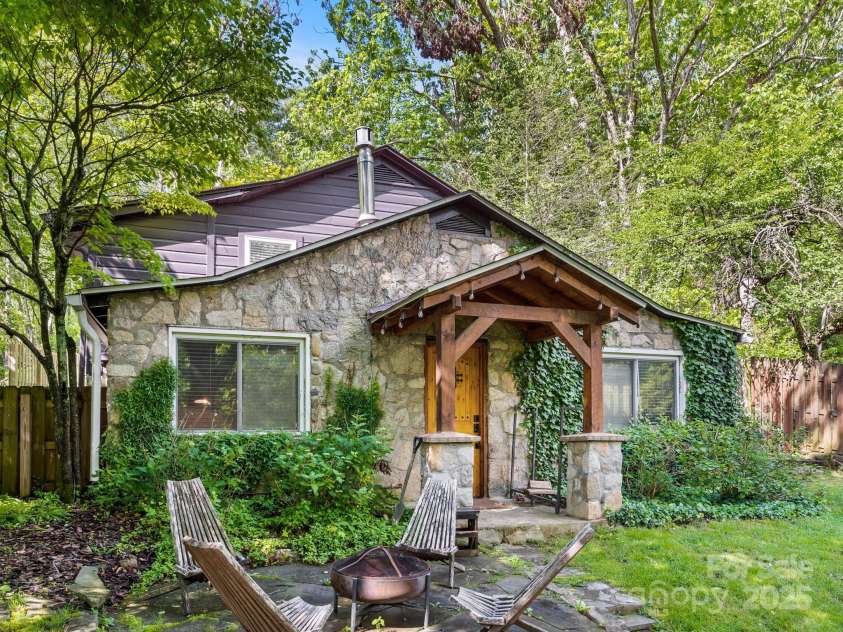 24 Iroquois Street, Black Mountain, NC 28711.  MLS# CAR4251240, YatesRealty ID 22645. 