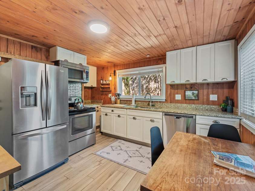 24 Iroquois Street, Black Mountain, NC 28711.  MLS# CAR4251240, YatesRealty ID 22645. Adorable Country Kitchen