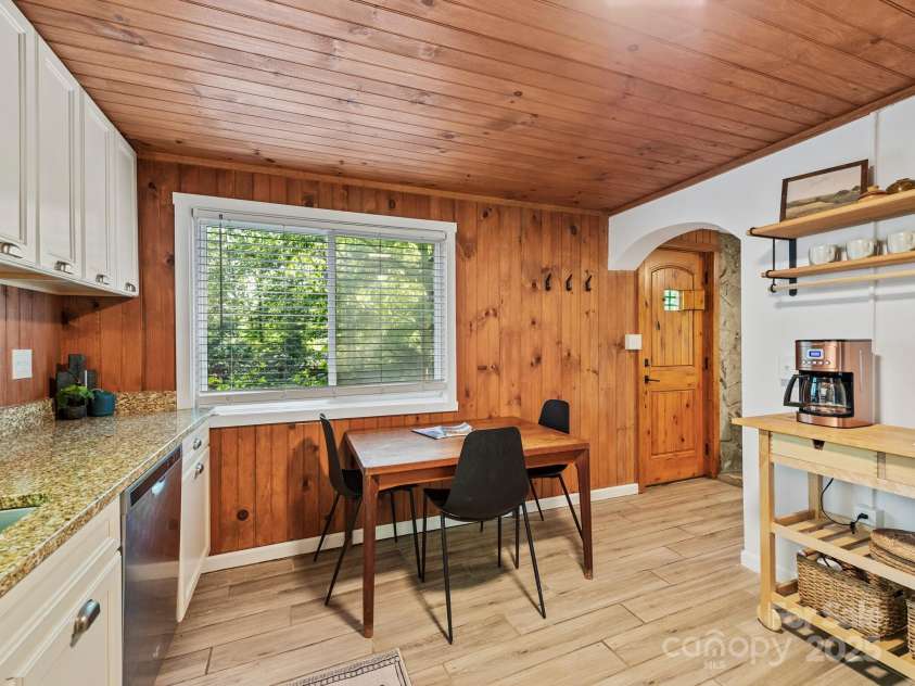 24 Iroquois Street, Black Mountain, NC 28711.  MLS# CAR4251240, YatesRealty ID 22645. Eat-In Design