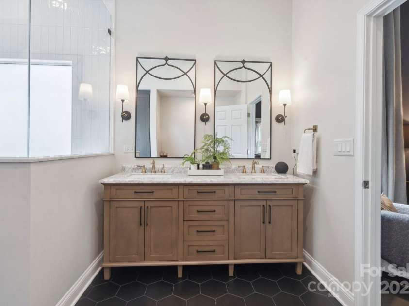17711 North Shore Circle, Cornelius, NC 28031.  MLS# CAR4273931, YatesRealty ID 22646. Dual sinks