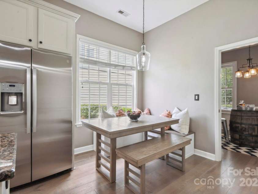 17711 North Shore Circle, Cornelius, NC 28031.  MLS# CAR4273931, YatesRealty ID 22646. Eat-in kitchen area complete with custom window seat