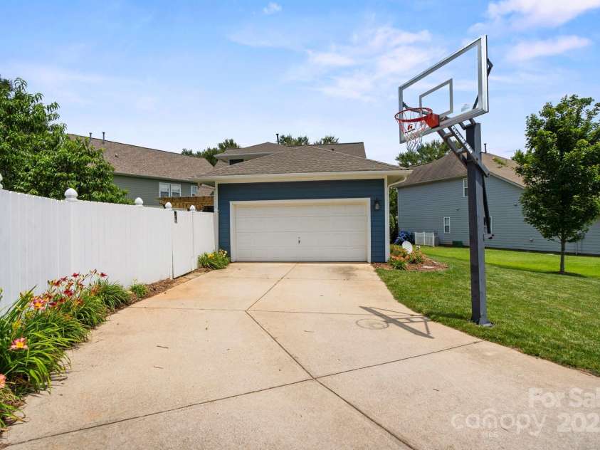 17711 North Shore Circle, Cornelius, NC 28031.  MLS# CAR4273931, YatesRealty ID 22646. Extra long driveway perfect for more parking or a pick up game of basketball