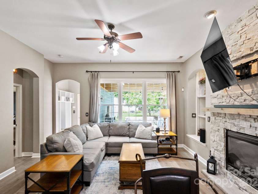 17711 North Shore Circle, Cornelius, NC 28031.  MLS# CAR4273931, YatesRealty ID 22646. Family room with lots of natural light