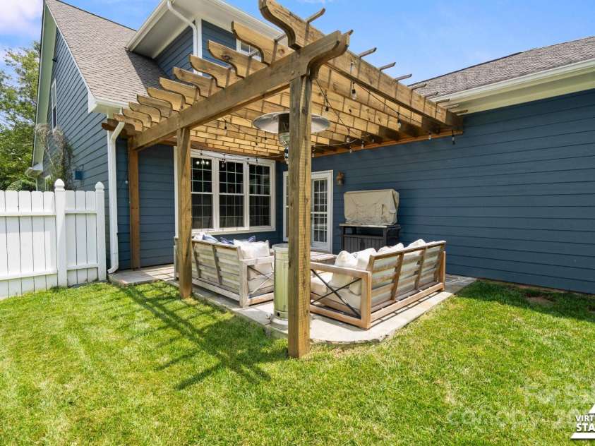 17711 North Shore Circle, Cornelius, NC 28031.  MLS# CAR4273931, YatesRealty ID 22646. Large fenced in backyard