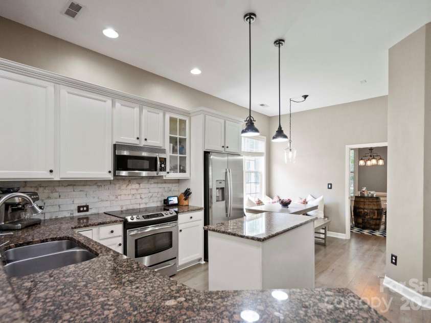 17711 North Shore Circle, Cornelius, NC 28031.  MLS# CAR4273931, YatesRealty ID 22646. Lots of counter space