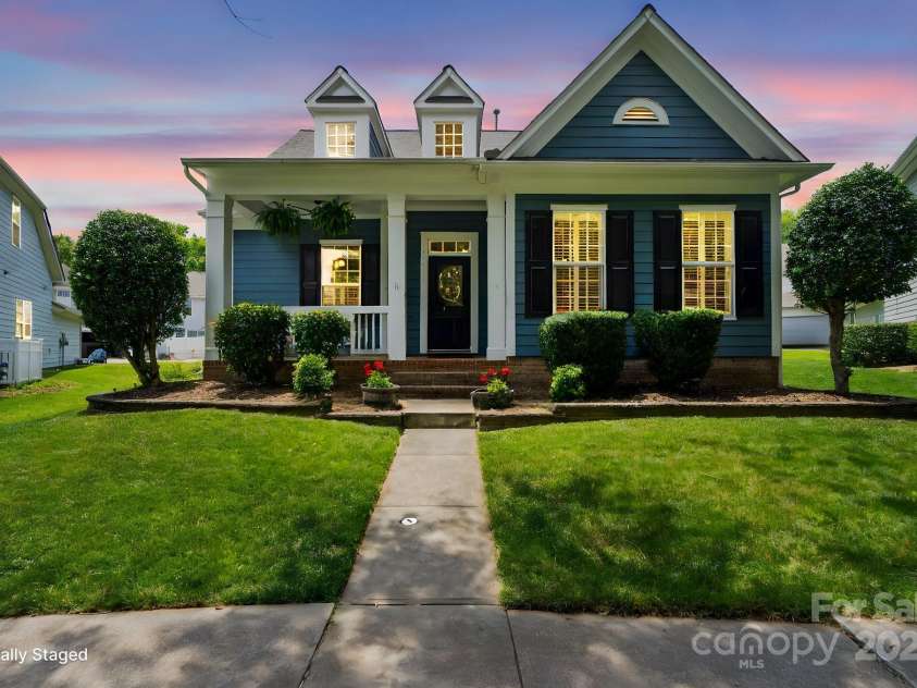 17711 North Shore Circle, Cornelius, NC 28031.  MLS# CAR4273931, YatesRealty ID 22646. Welcome home!