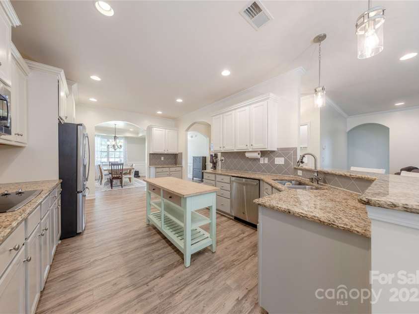 516 Fair Oaks Drive, Fort Mill, SC 29708.  MLS# CAR4267064, YatesRealty ID 22648. Ample Space