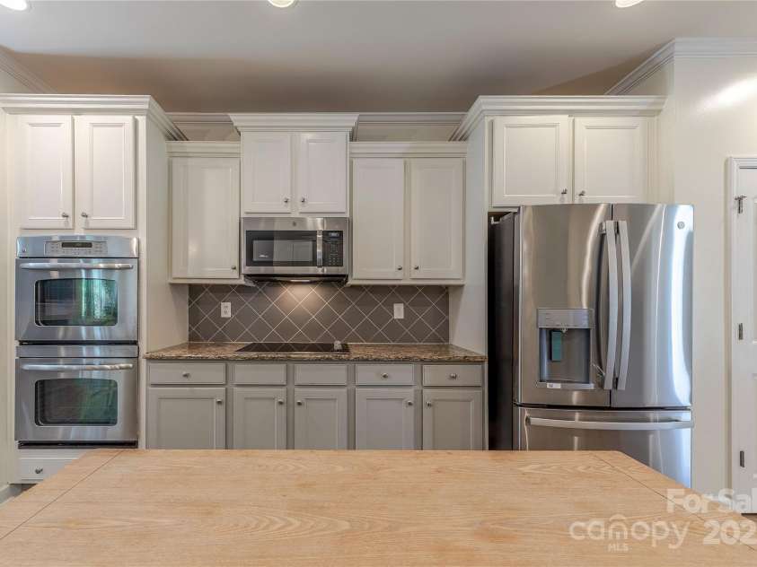 516 Fair Oaks Drive, Fort Mill, SC 29708.  MLS# CAR4267064, YatesRealty ID 22648. Cook Top & Wall Oven / Microwave