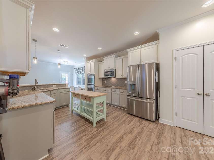 516 Fair Oaks Drive, Fort Mill, SC 29708.  MLS# CAR4267064, YatesRealty ID 22648. Double Pantry
