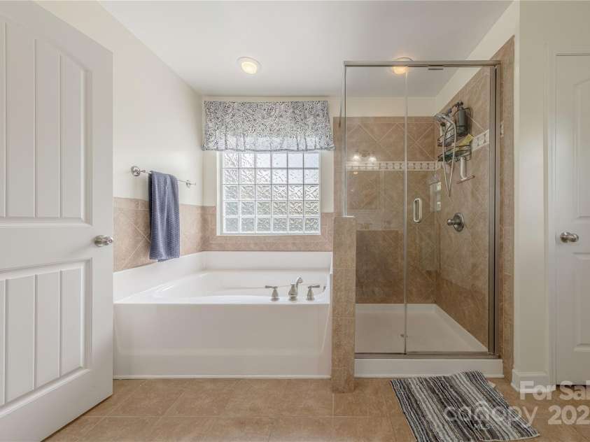 516 Fair Oaks Drive, Fort Mill, SC 29708.  MLS# CAR4267064, YatesRealty ID 22648. Glass Enclosed Tile Shower & Garden Tub