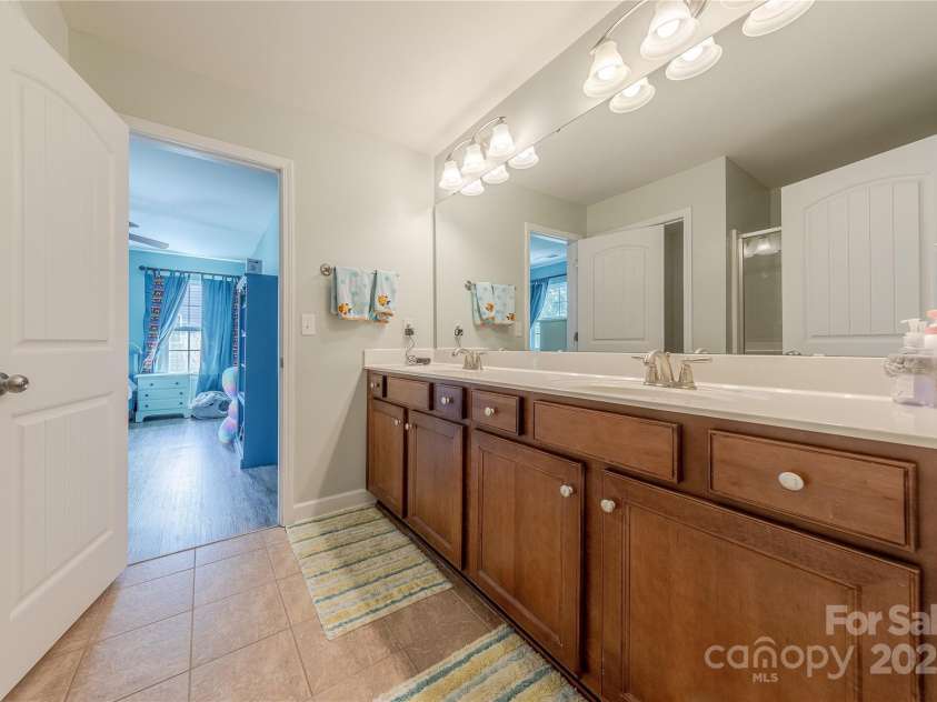 516 Fair Oaks Drive, Fort Mill, SC 29708.  MLS# CAR4267064, YatesRealty ID 22648. Jack N Jill Bath