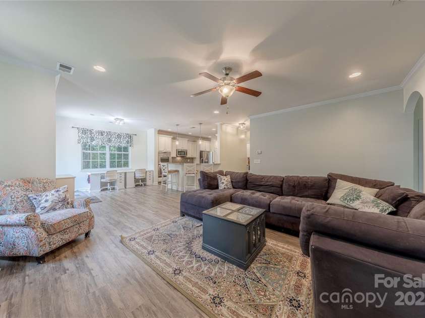 516 Fair Oaks Drive, Fort Mill, SC 29708.  MLS# CAR4267064, YatesRealty ID 22648. Open Concept Living