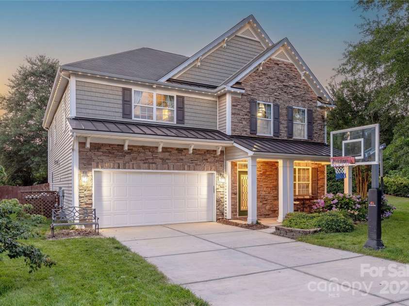 516 Fair Oaks Drive, Fort Mill, SC 29708.  MLS# CAR4267064, YatesRealty ID 22648. Permanent Accent Lighting