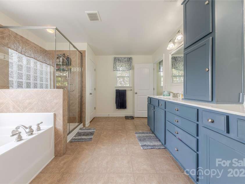 516 Fair Oaks Drive, Fort Mill, SC 29708.  MLS# CAR4267064, YatesRealty ID 22648. Primary Bath