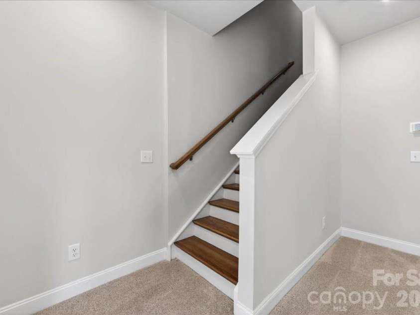 7929 Cedarsmith Court, Charlotte, NC 28217.  MLS# CAR4367747, YatesRealty ID 22648. First floor flex space landing
