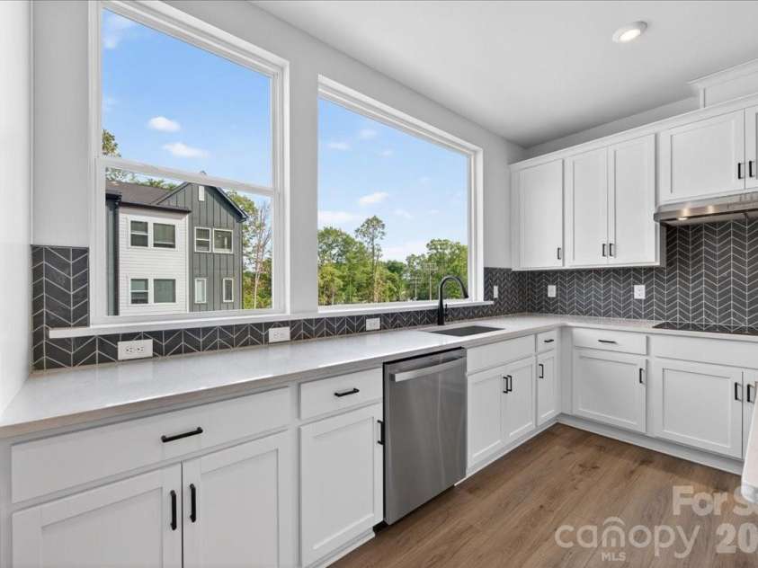 7929 Cedarsmith Court, Charlotte, NC 28217.  MLS# CAR4367747, YatesRealty ID 22648. Large Kitchen windows