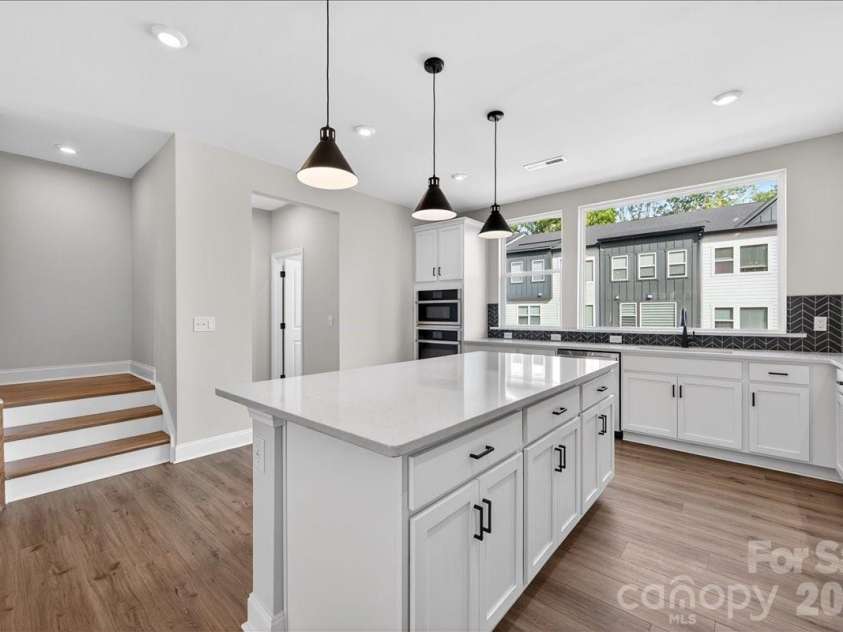 7929 Cedarsmith Court, Charlotte, NC 28217.  MLS# CAR4367747, YatesRealty ID 22648. Light filled Kitchen
