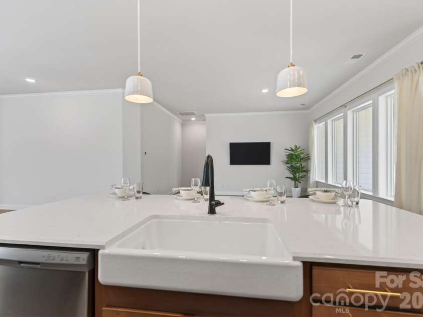 1405 Encore Lane, Waxhaw, NC 28173.  MLS# CAR4366207, YatesRealty ID 22650. Kitchen Island