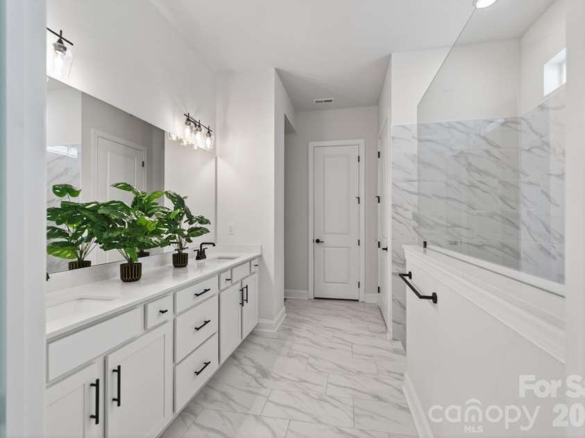 1405 Encore Lane, Waxhaw, NC 28173.  MLS# CAR4366207, YatesRealty ID 22650. Primary Bathroom