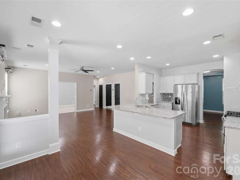 9303 Turning Wheel Drive, Charlotte, NC 28214.  MLS# CAR4377555, YatesRealty ID 22655. Eat in Kitchen