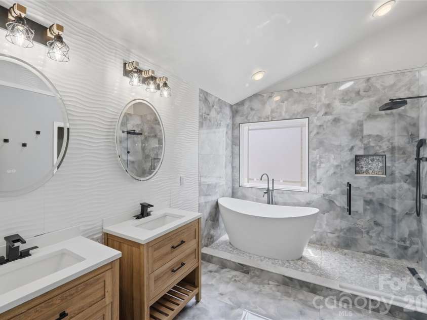 9303 Turning Wheel Drive, Charlotte, NC 28214.  MLS# CAR4377555, YatesRealty ID 22655. Owner Suite Bathroom