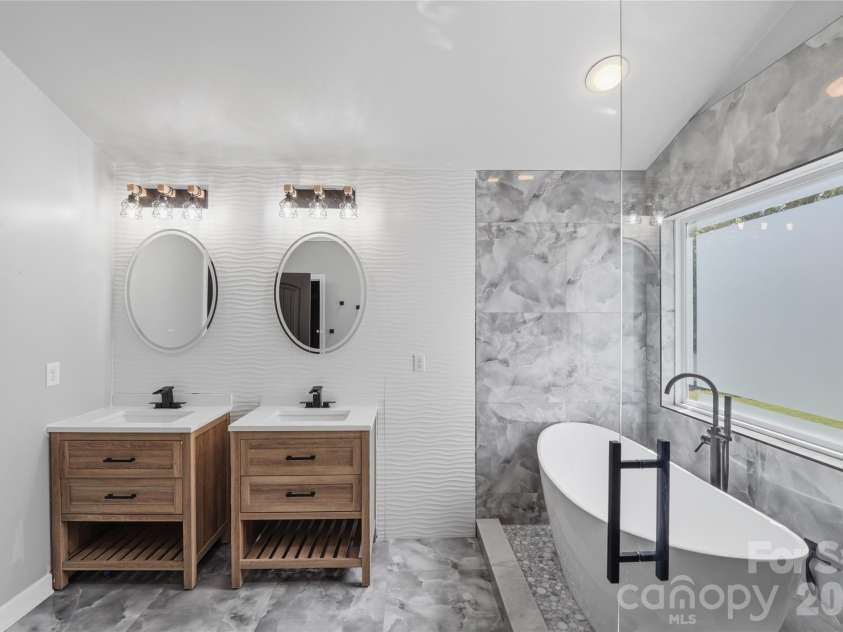 9303 Turning Wheel Drive, Charlotte, NC 28214.  MLS# CAR4377555, YatesRealty ID 22655. Owner Suite Bathroom
