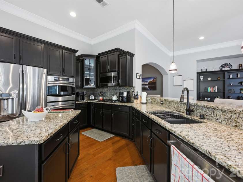4341 Bright Road, Charlotte, NC 28214.  MLS# CAR4382010, YatesRealty ID 22660. Stunning Kitchen