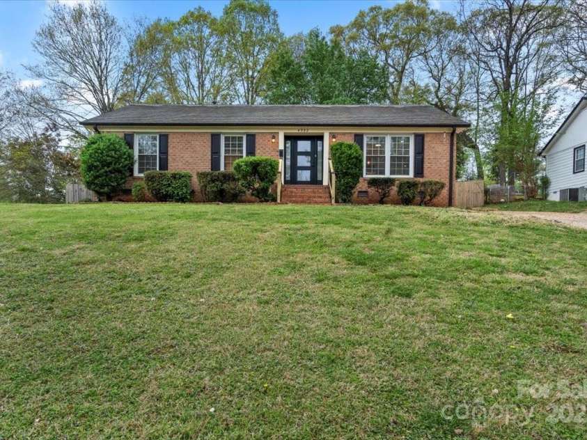 4932 Delivau Drive, Charlotte, NC 28215.  MLS# CAR4275777, YatesRealty ID 22660. 