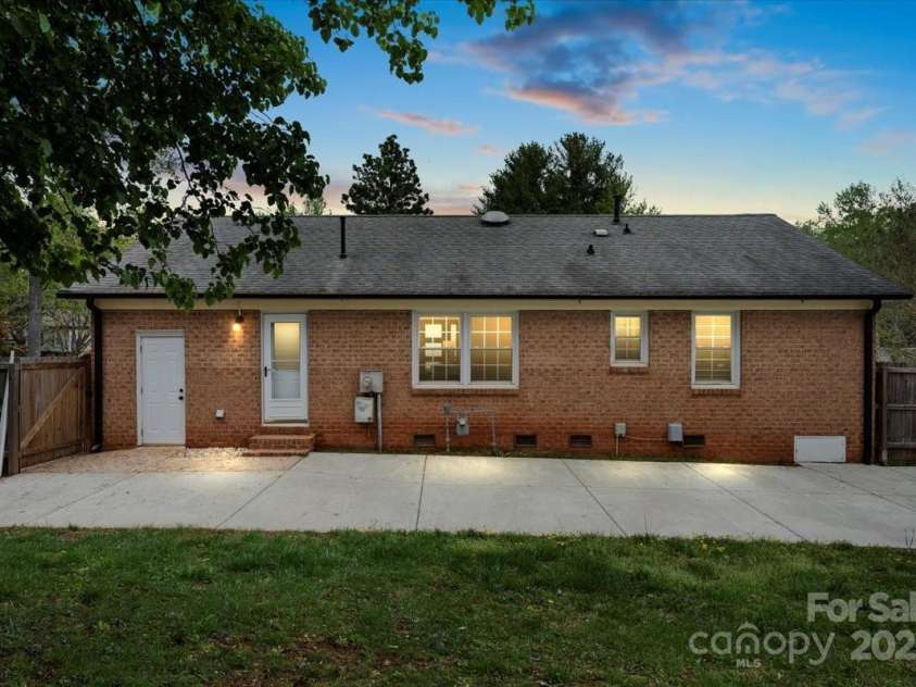 4932 Delivau Drive, Charlotte, NC 28215.  MLS# CAR4275777, YatesRealty ID 22660. 