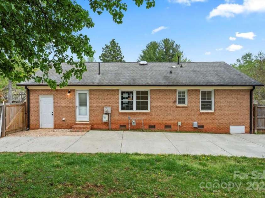 4932 Delivau Drive, Charlotte, NC 28215.  MLS# CAR4275777, YatesRealty ID 22660. 