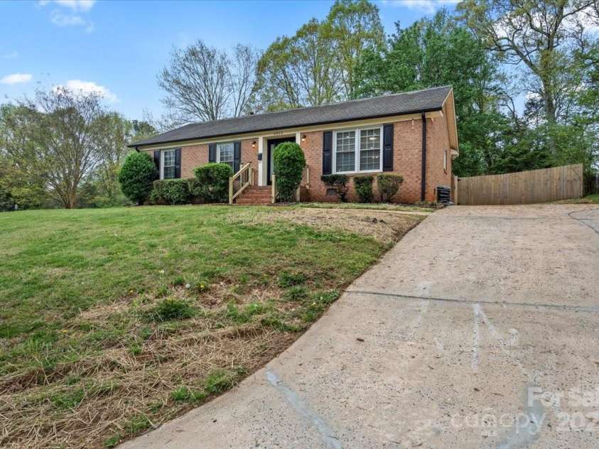 4932 Delivau Drive, Charlotte, NC 28215.  MLS# CAR4275777, YatesRealty ID 22660. 