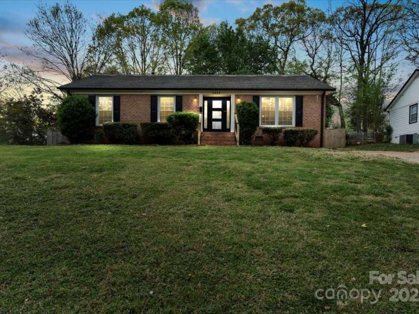 4932 Delivau Drive, Charlotte, NC 28215.  MLS# CAR4275777, YatesRealty ID 22660. 
