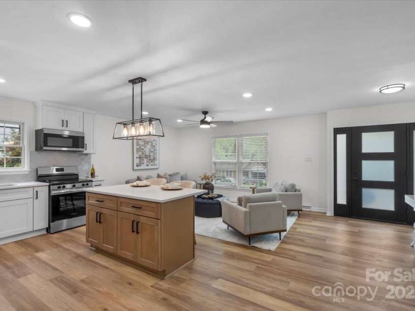 4932 Delivau Drive, Charlotte, NC 28215.  MLS# CAR4275777, YatesRealty ID 22660. 