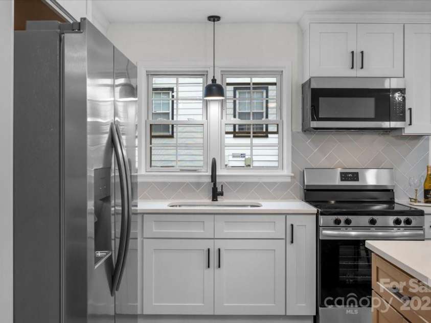 4932 Delivau Drive, Charlotte, NC 28215.  MLS# CAR4275777, YatesRealty ID 22660. 