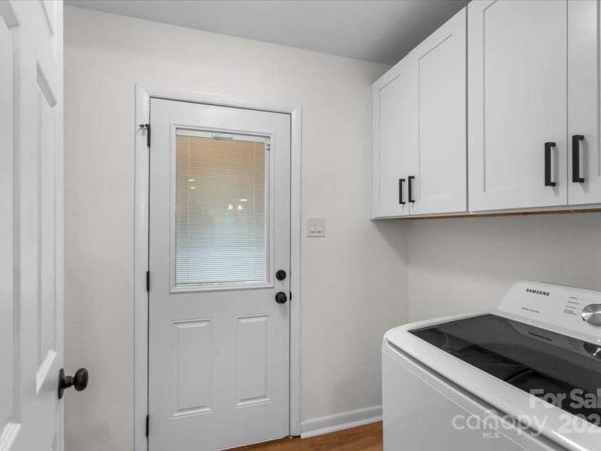 4932 Delivau Drive, Charlotte, NC 28215.  MLS# CAR4275777, YatesRealty ID 22660. Laundry/utility room