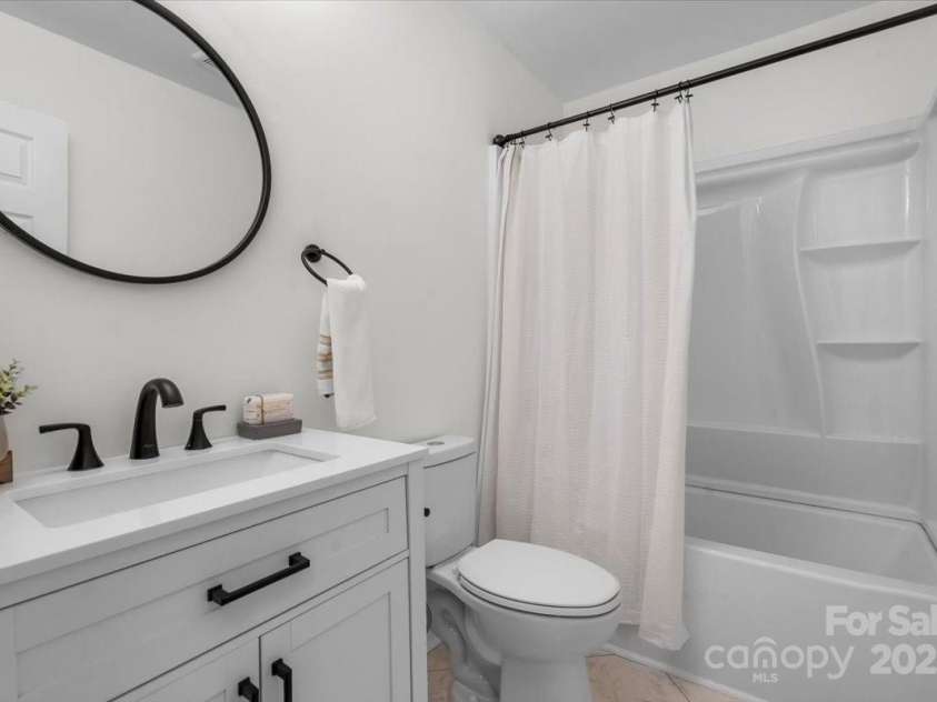 4932 Delivau Drive, Charlotte, NC 28215.  MLS# CAR4275777, YatesRealty ID 22660. Second bathroom