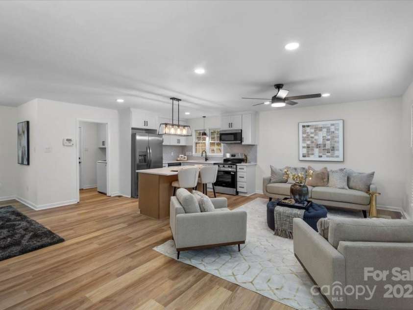 4932 Delivau Drive, Charlotte, NC 28215.  MLS# CAR4275777, YatesRealty ID 22660. Tons of natural light throughout