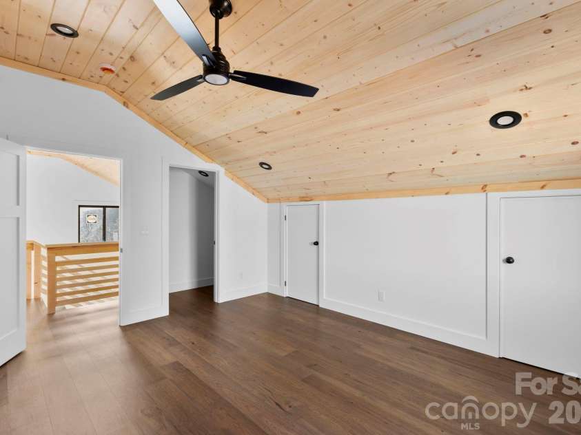 114 Phivo Drive, Balsam Grove, NC 28708.  MLS# CAR4319518, YatesRealty ID 22663. Upper Primary Bathroom!