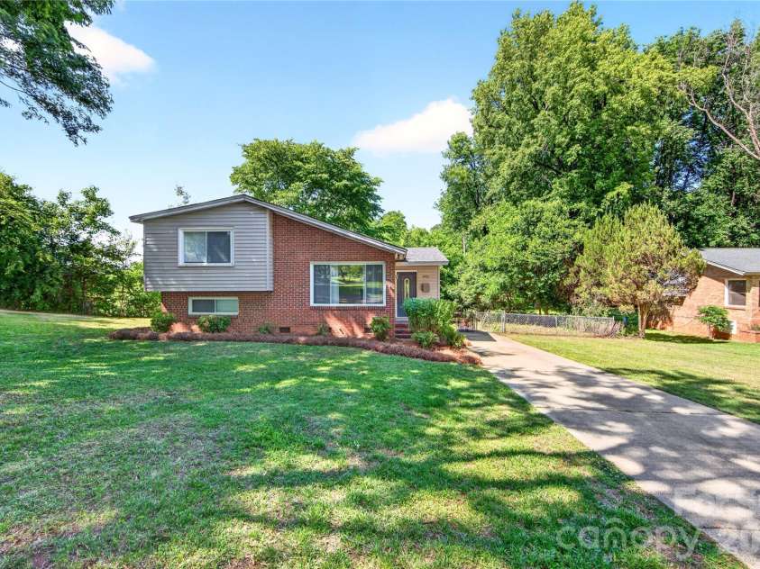 501 Kenlough Drive, Charlotte, NC 28209.  MLS# CAR4382282, YatesRealty ID 22667. 