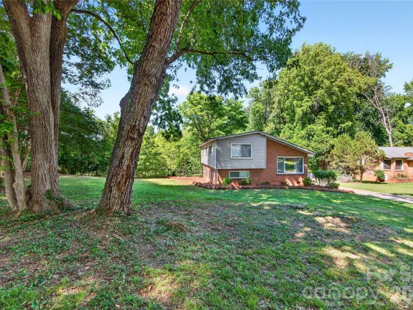 501 Kenlough Drive, Charlotte, NC 28209.  MLS# CAR4382282, YatesRealty ID 22667. 