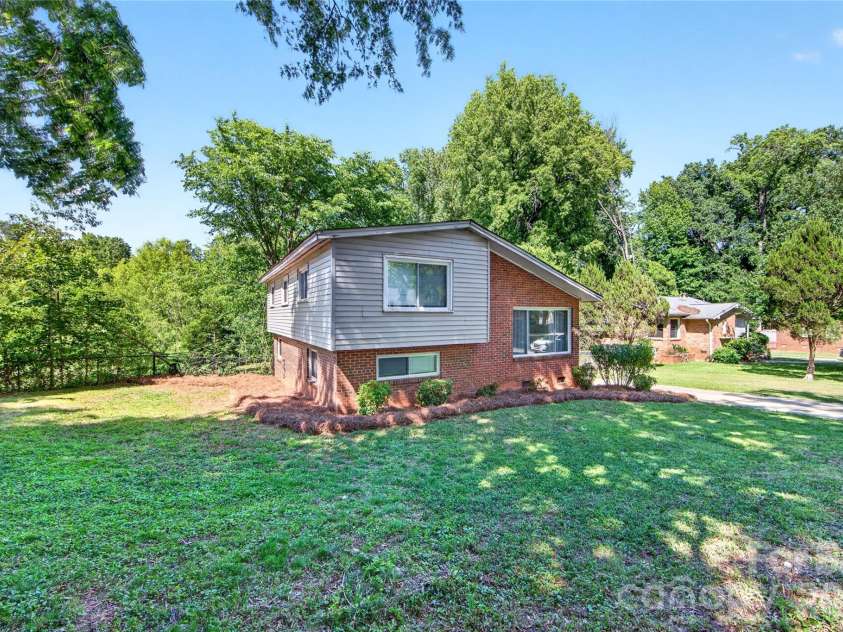 501 Kenlough Drive, Charlotte, NC 28209.  MLS# CAR4382282, YatesRealty ID 22667. 