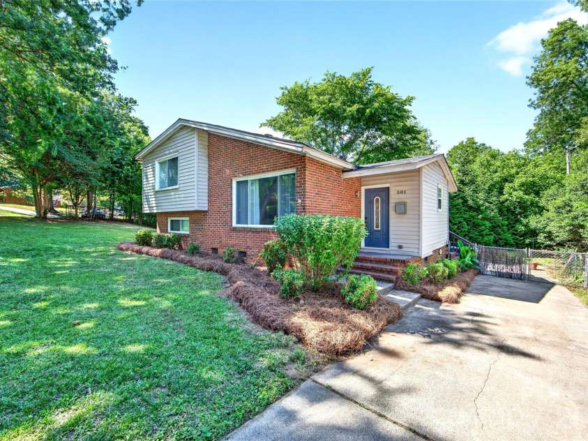 501 Kenlough Drive, Charlotte, NC 28209.  MLS# CAR4382282, YatesRealty ID 22667. 