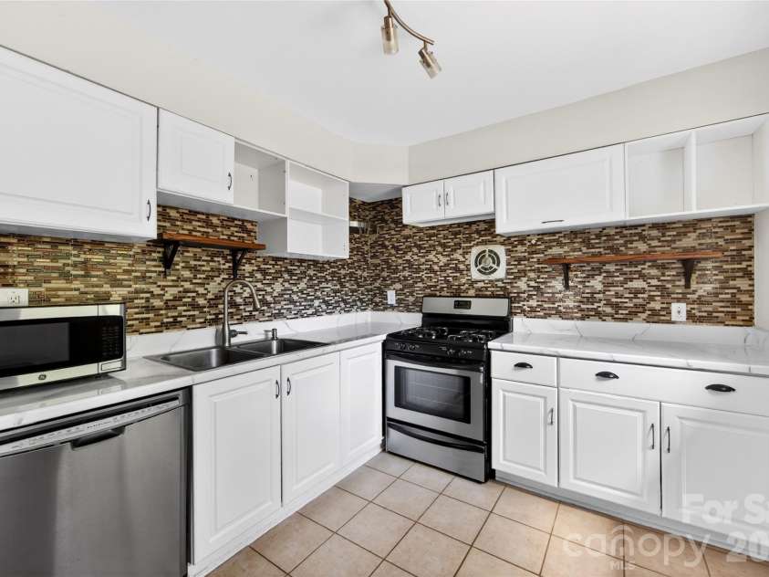 501 Kenlough Drive, Charlotte, NC 28209.  MLS# CAR4382282, YatesRealty ID 22667. 
