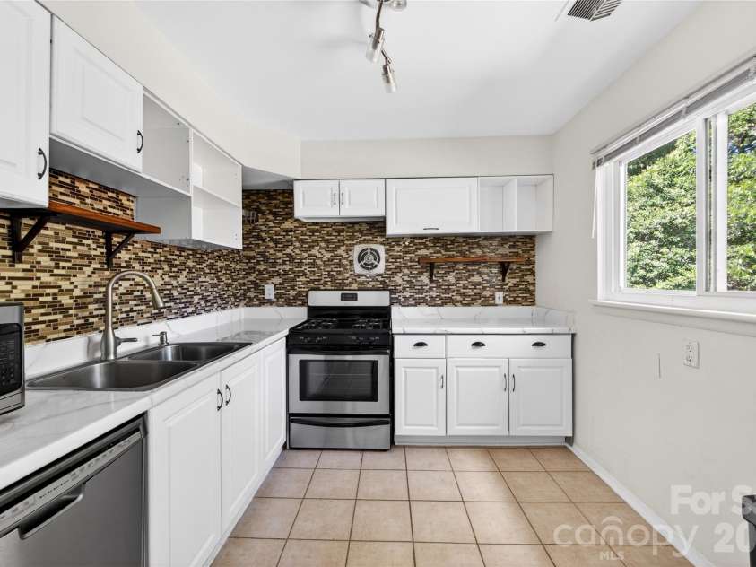 501 Kenlough Drive, Charlotte, NC 28209.  MLS# CAR4382282, YatesRealty ID 22667. 