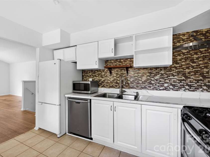 501 Kenlough Drive, Charlotte, NC 28209.  MLS# CAR4382282, YatesRealty ID 22667. 