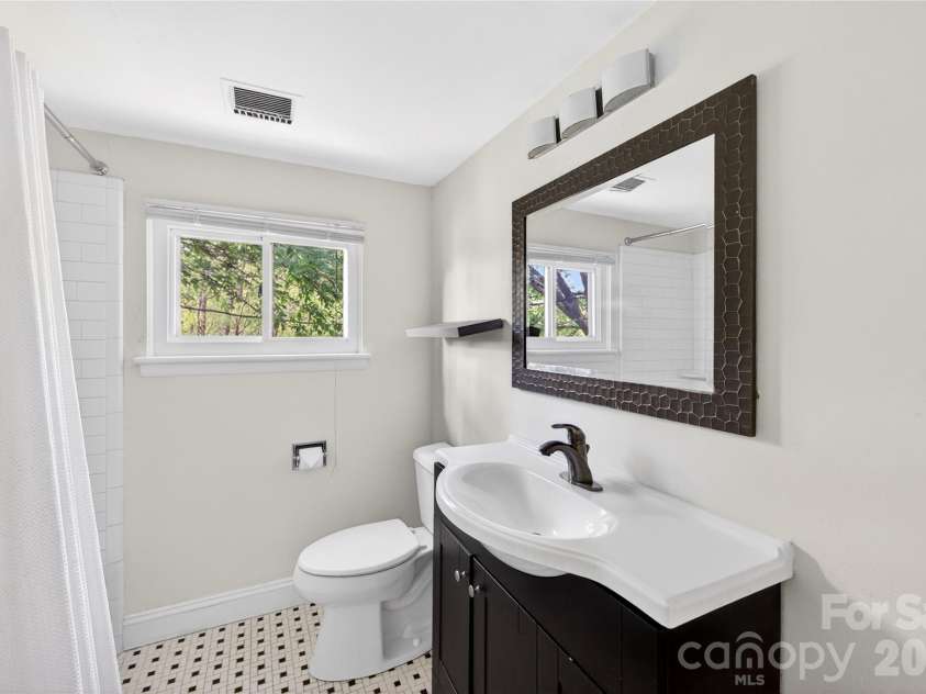 501 Kenlough Drive, Charlotte, NC 28209.  MLS# CAR4382282, YatesRealty ID 22667. 