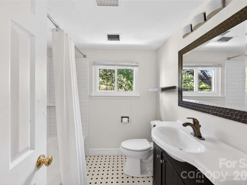 501 Kenlough Drive, Charlotte, NC 28209.  MLS# CAR4382282, YatesRealty ID 22667. 