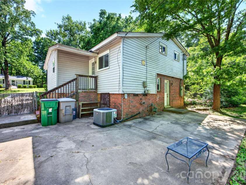 501 Kenlough Drive, Charlotte, NC 28209.  MLS# CAR4382282, YatesRealty ID 22667. 