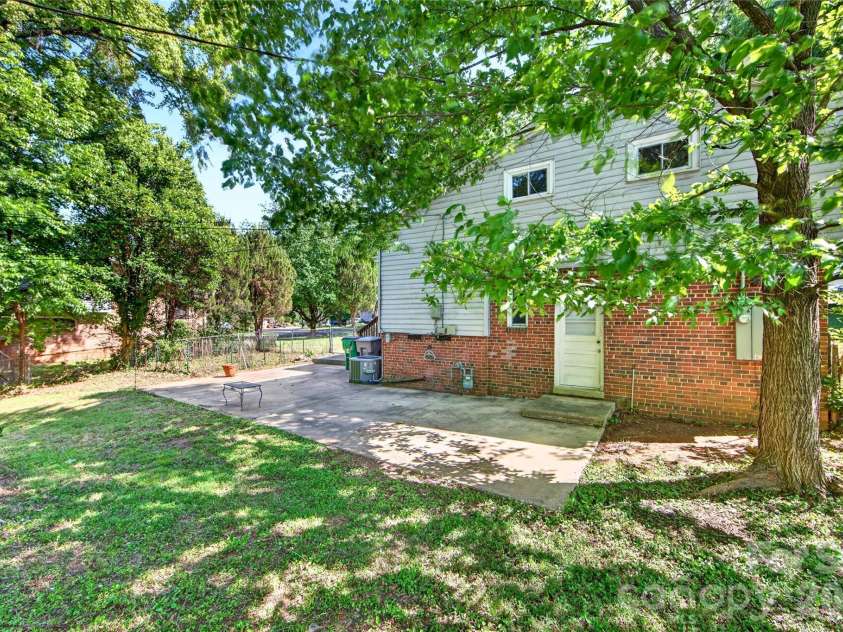 501 Kenlough Drive, Charlotte, NC 28209.  MLS# CAR4382282, YatesRealty ID 22667. 