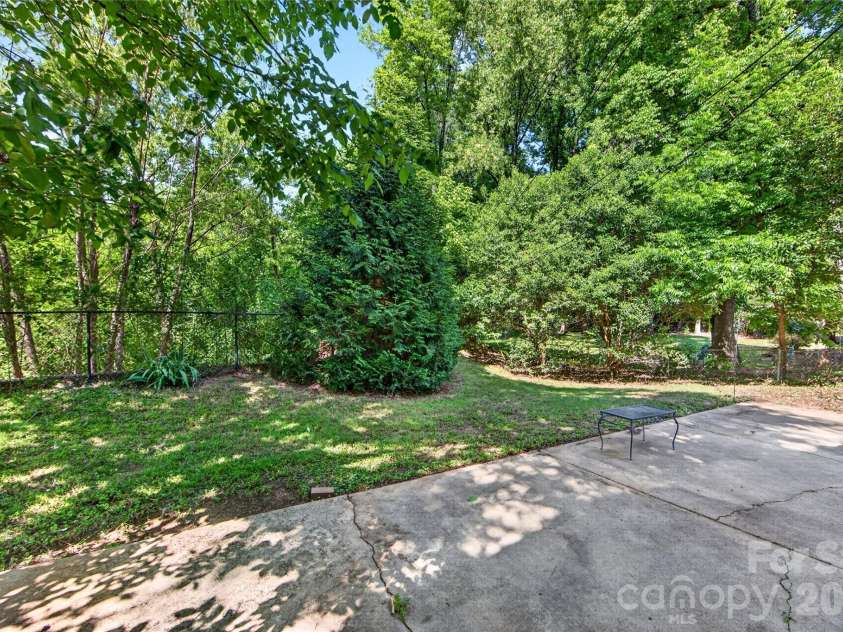 501 Kenlough Drive, Charlotte, NC 28209.  MLS# CAR4382282, YatesRealty ID 22667. 